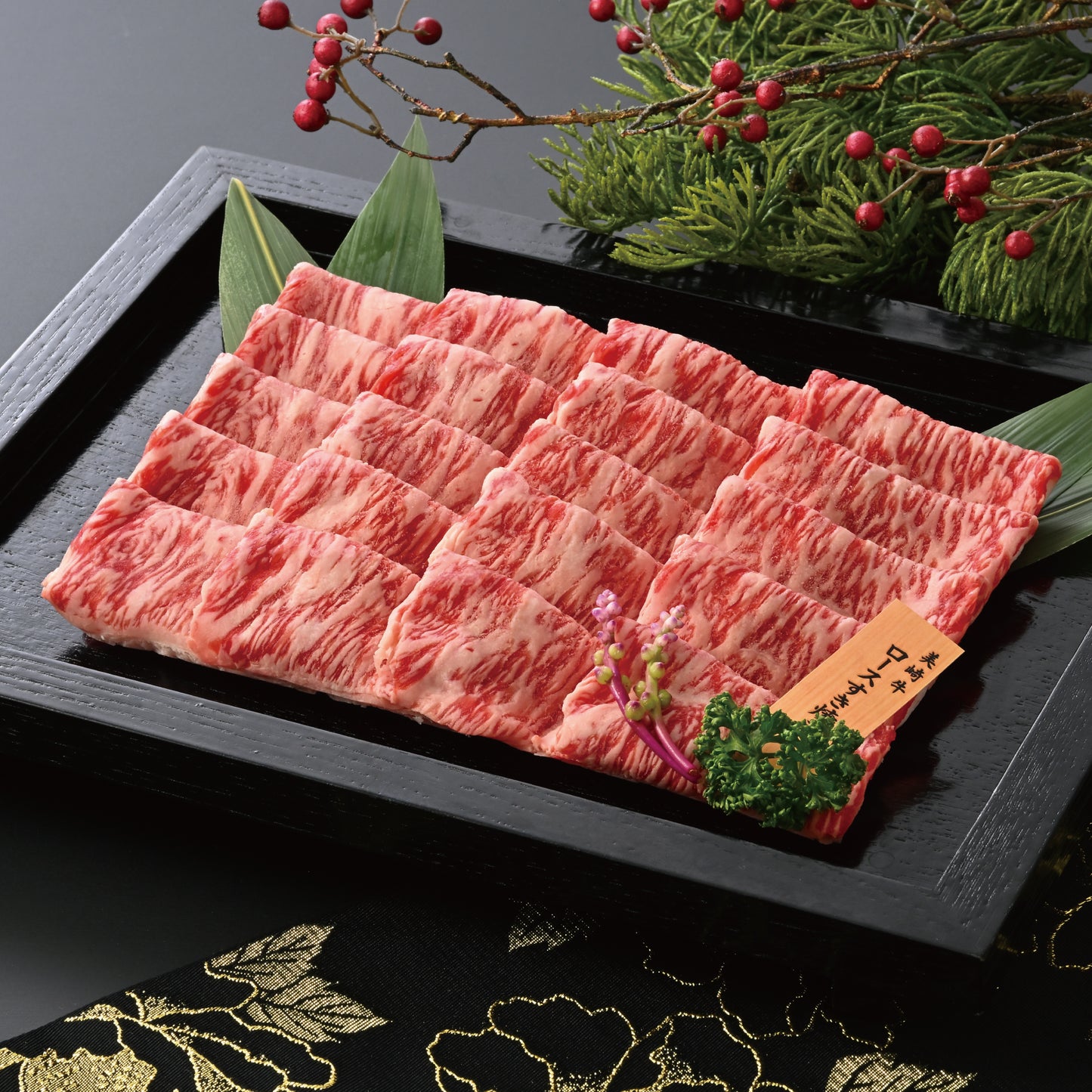 【数量限定・2025年お歳暮ギフト】年末年始の食卓を豪華に。とろける美崎牛 ロースすき焼き用｜贈答用化粧箱・のし対応